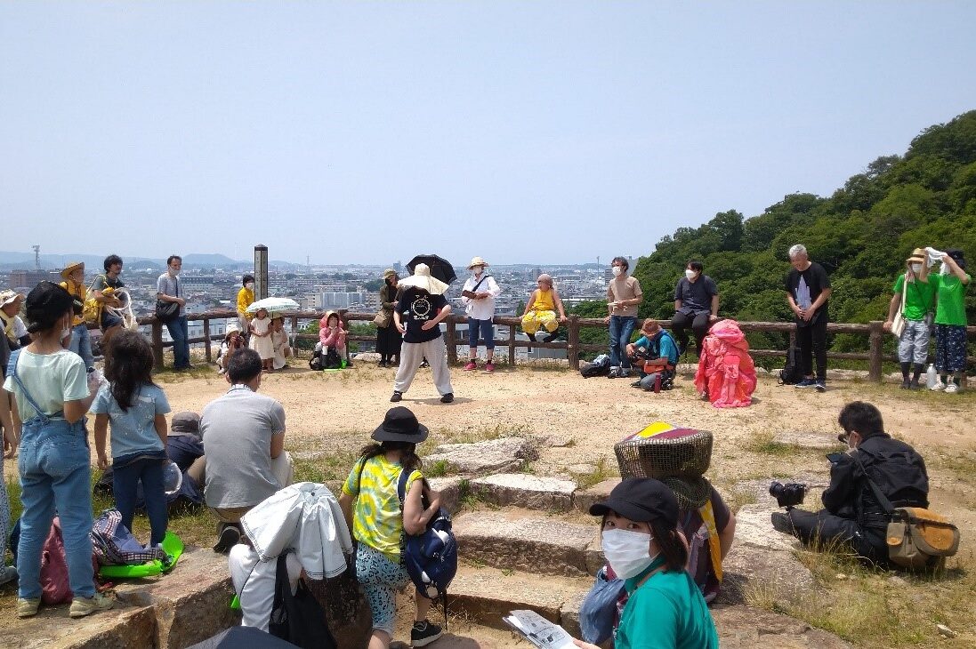 鳥取夏至祭2022『鳥取城跡即興ツアー』のようす