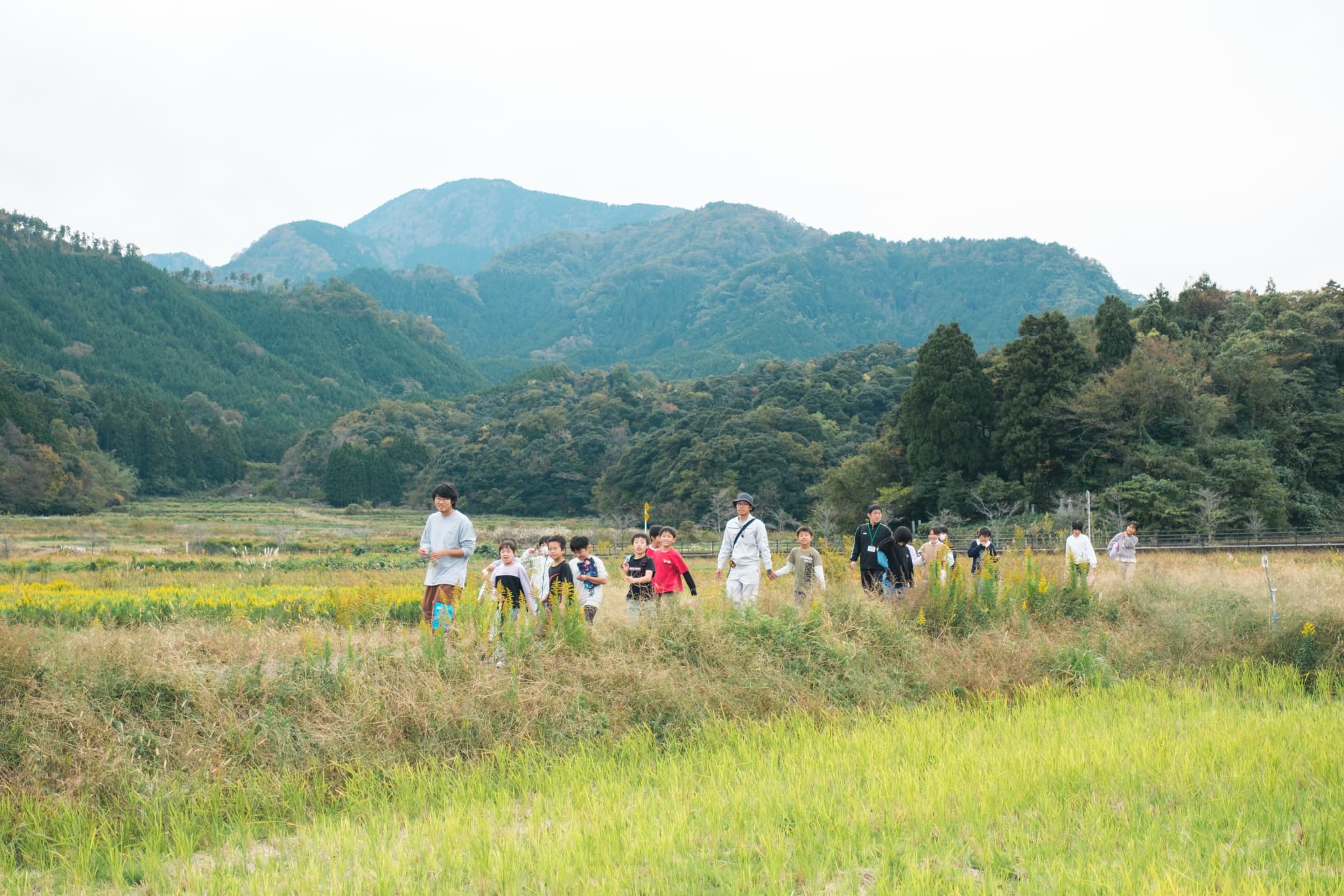 学校から城山へ向かう。先頭が髙久さん。