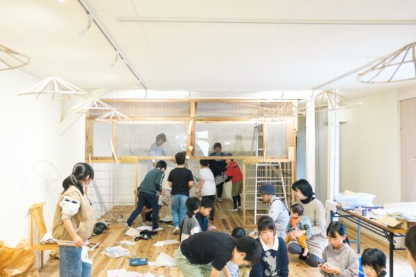 「Art cube クチュールシカノ」で空間全体を使って作品を作っていく様子