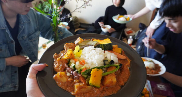 散歩をしてカレーを作る様子