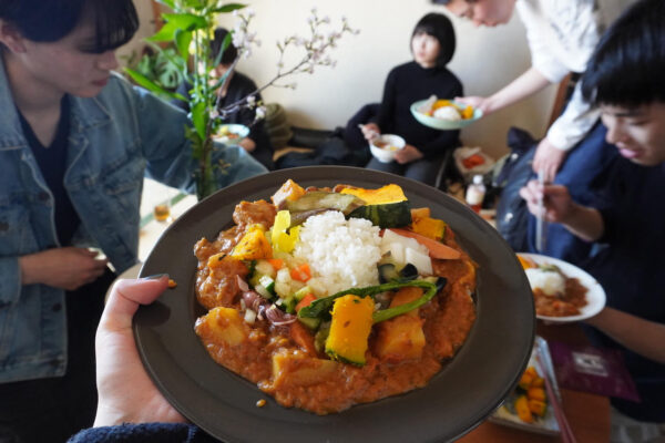 散歩をしてカレーを作る様子