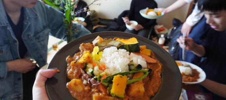 散歩をしてカレーを作る様子