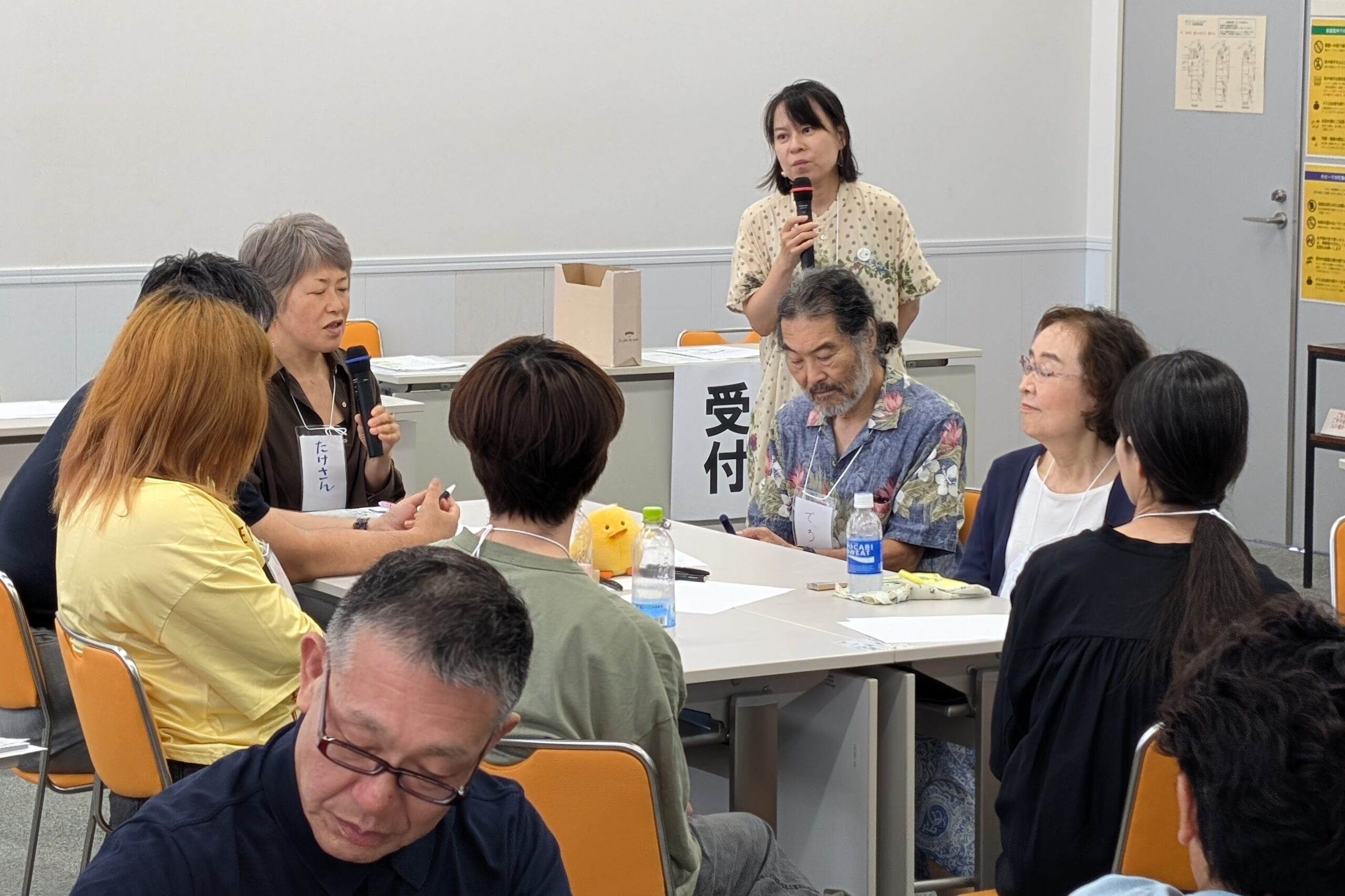 参加者の話をきく松川えりさん